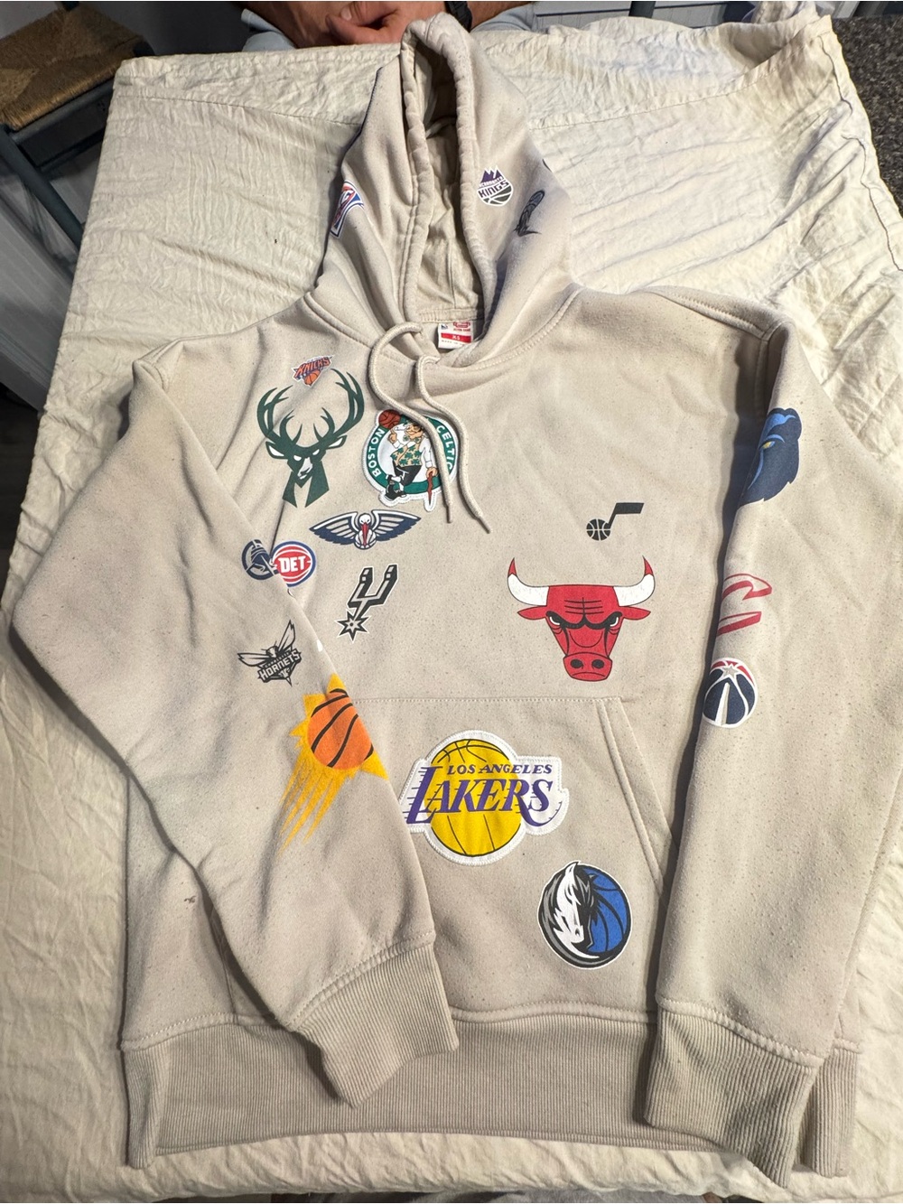 Ultra Game NBA Men’s XS All Team Logo Hoodie Beige Basketball Pullover